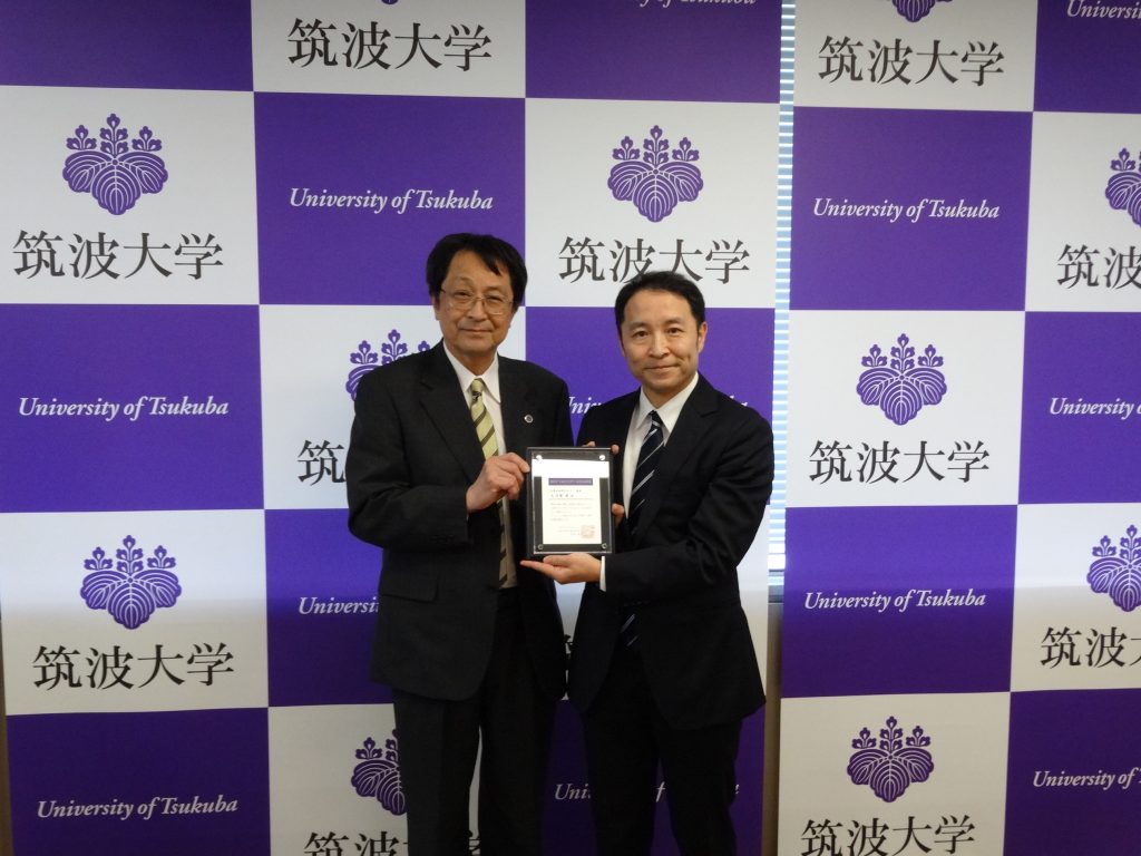 （左：永田学長、右：大須賀教授）